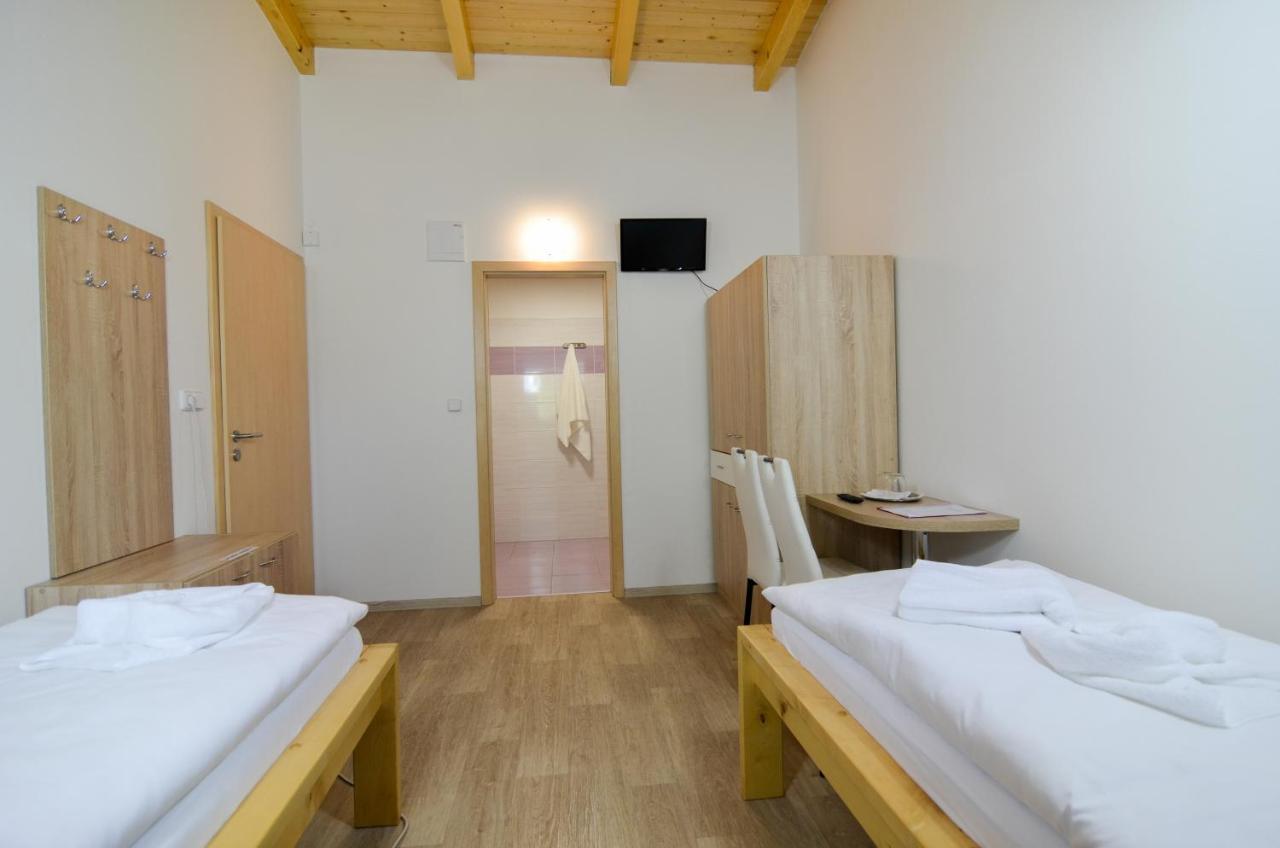 Rodinny Wellness Hotel U Langru Dolni Vestonice Exterior photo