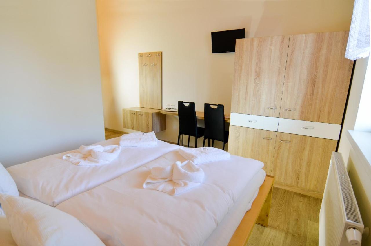 Rodinny Wellness Hotel U Langru Dolni Vestonice Exterior photo